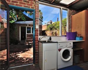 Η κουζίνα ή μικρή κουζίνα στο Pure Gold - Heritage 2 bedroom terraced cottage