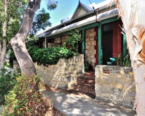 Το κτήριο όπου στεγάζεται  η παραθεριστική κατοικία