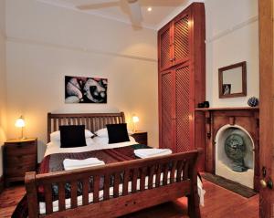 
A bed or beds in a room at Pure Gold - Heritage 2 bedroom terraced cottage

