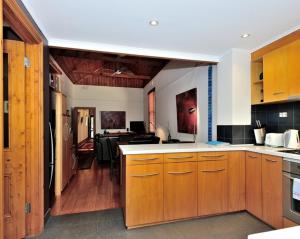 Η κουζίνα ή μικρή κουζίνα στο Pure Gold - Heritage 2 bedroom terraced cottage +4 φωτογραφίες