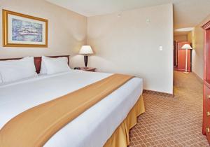 Cama o camas de una habitación en Holiday Inn Express Hotel & Suites Beatrice, an IHG Hotel