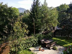 Vista generica sulle montagne o vista sulle montagne dall'interno del bed & breakfast