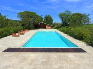 une piscine avec des chaises et une maison dans l'établissement Les Gites du Chateau St Jacques d'Albas, à Laure-Minervois 25 autres photos