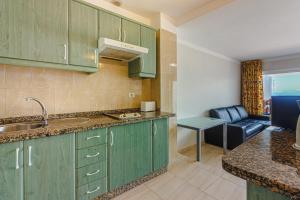 Küche/Küchenzeile in der Unterkunft Apartment with ocean view in Costa Adeje