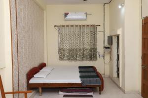 
A bed or beds in a room at Gokul Home Stay Indore
