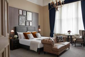 une chambre avec un lit, un canapé et une chaise dans l'établissement Kimpton Charlotte Square by IHG, à Édimbourg