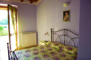 een slaapkamer met een bed in een kamer met een raam bij B&B Al Mulino in Nuvolento