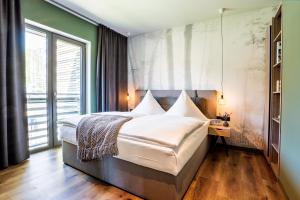 En eller flere senge i et værelse på EchtZeit - Dein Hotelquartier