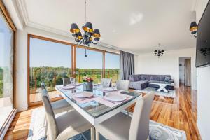 ein Esszimmer mit Glastisch und Stühlen in der Unterkunft Resorts Kołobrzeg, Sun & Snow in Kołobrzeg