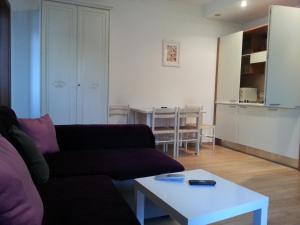 een woonkamer met een bank en een tafel bij Banu Manta Apartments in Boekarest
