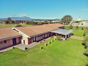 una vista aérea de una casa con un gran patio en Agriresort Terradome, en Uta