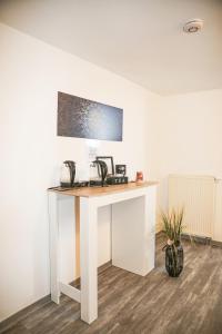Příslušenství pro přípravu čaje a kávy v ubytování Sunny Hotel Straubing