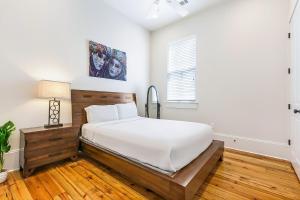 - une chambre avec un grand lit et une fenêtre dans l'établissement Stunning 3BR on Carondelet by Hosteeva, à La Nouvelle-Orléans