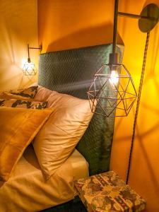 een slaapkamer met 2 bedden en een lamp en een tafel bij Cortile Pace in Catania