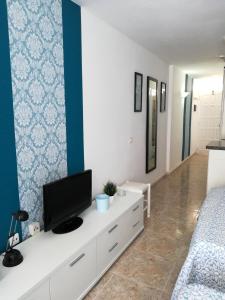 Μια τηλεόραση ή/και κέντρο ψυχαγωγίας στο Apartment near to the ocean in touristic center zone +12 φωτογραφίες