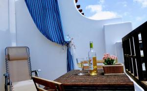 A seating area at Aqua Apt Sunrise & Sea Views