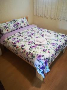 Una cama con dos toallas encima. en ***STEFANI Apartments, en Kruševo