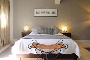 Postel nebo postele na pokoji v ubytování Le Petit Hôtel du Flouka