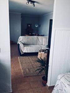 ein Wohnzimmer mit Sofa und Tisch in der Unterkunft El atardecer in Puerto del Rosario + 13 Fotos