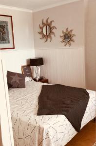 ein Schlafzimmer mit einem Bett und zwei Spiegeln an der Wand in der Unterkunft El atardecer in Puerto del Rosario