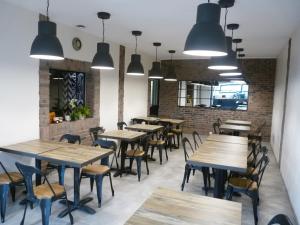 una fila de mesas y sillas en un restaurante en L'Horloge Gourmande, en Donzère