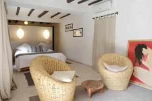 Postel nebo postele na pokoji v ubytování Le Petit Hôtel du Flouka