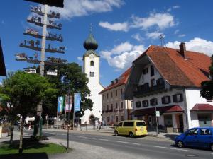 una iglesia con una torre de reloj en una ciudad en Haus Vincent, en Grassau