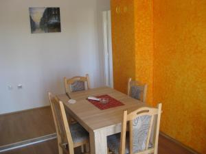 un tavolo e delle sedie di legno in una stanza di Apartman Daca Apatin a Apatin