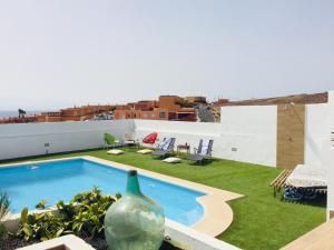 ein Pool auf dem Dach eines Gebäudes in der Unterkunft El atardecer in Puerto del Rosario