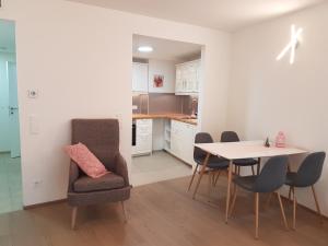 eine Küche und ein Esszimmer mit einem Tisch und Stühlen in der Unterkunft Vienna Home48 in Wien