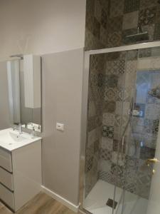y baño con ducha y lavamanos. en Villa Allende en Forte dei Marmi