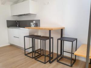 A kitchen or kitchenette at Borgo di Ponte Holiday Apartments & Rooms