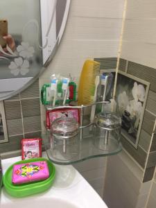 een badkamerbar met een wastafel en een spiegel bij Khách sạn Ngọc Thương in Quy Nhon