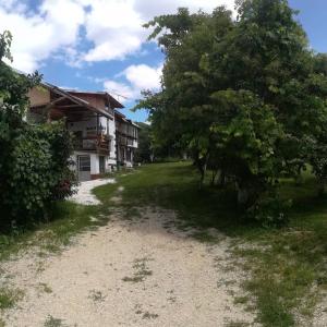eine unbefestigte Straße vor einem Gebäude in der Unterkunft Victoriei 35B in Curtea de Argeş