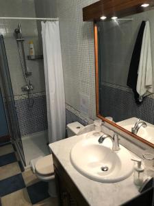 プラヤ・デ・サンティアゴにあるApartamento El Cascajoのバスルーム(洗面台、トイレ、鏡付)