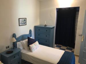 プラヤ・デ・サンティアゴにあるApartamento El Cascajoのベッドルーム1室(青いベッド1台、青いドレッサー付)