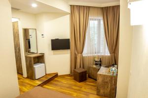 Televízia a/alebo spoločenská miestnosť v ubytovaní Irmisa Hotel Tbilisi