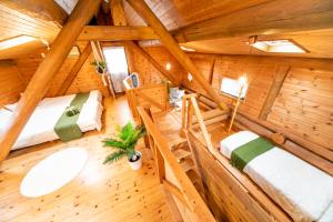 Postel nebo postele na pokoji v ubytování Awaji Seaside Log House
