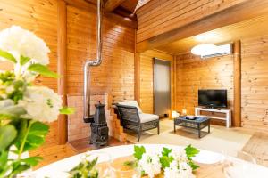 TV a/nebo společenská místnost v ubytování Awaji Seaside Log House