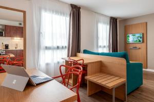 TV a/nebo společenská místnost v ubytování Residhotel Lyon Part Dieu