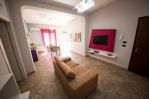a living room with a couch and a flat screen tv at Sicilia Case Vacanze in Balestrate