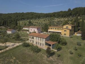 Luftansicht eines Gebäudes auf einem Feld in der Unterkunft I Casali del Trebbiolo in Molino del Piano