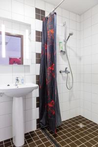 y baño con cortina de ducha y lavamanos. en Motovilla, en Toila