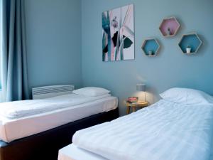 ブリュッセルにあるSmartflats - Fripiers Brusselsのベッド2台が隣同士に設置された部屋です。