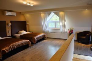 um quarto de hotel com duas camas e uma janela em Room4U Apartment em Balatonszemes