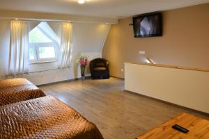 um quarto com uma cama e uma televisão na parede em Room4U Apartment em Balatonszemes