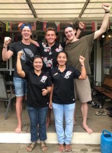 een groep mensen die poseren voor een foto bij Hub of Joys Hostel in Koh Lanta