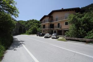a road with cars parked on the side of a building at Il Ruscello in Roccaraso