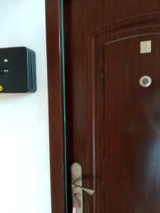 グダニスクにあるStudio Grunwaldzkaの電話が付いているドア