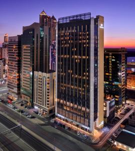 un perfil urbano con edificios altos por la noche en Southern Sun Abu Dhabi en Abu Dabi